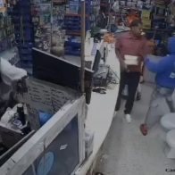 Cámaras de seguridad capta a desaprensivos robando ferretería a punta de pistolas en Higüey