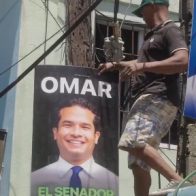 Omar Fernández retira afiches de campaña para convertirlos en casitas para perros