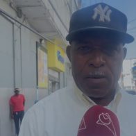 Buhoneros desalojados de la avenida Mella se encadenan en protesta