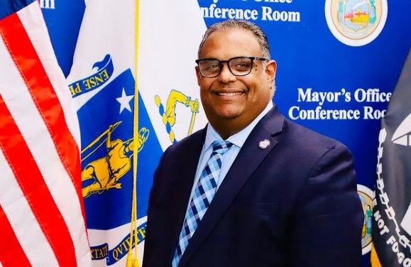 Don Santi anuncia su cargo como jefe de gabinete en Lawrence, Massachusetts