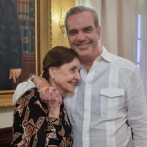 Luis Abinader felicita a las madres dominicanas en su día