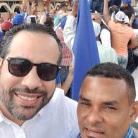 Alberto Rodríguez y Yerkin Figuereo, fundadores del Movimiento Nacional Deportivo, durante la campaña presidencial del año 2019, respaldando al eventual presidente de la República, Luis Abinader, en un acto celebrado en Salcedo.
