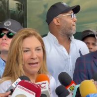 Carolina Mejía acude a votar y asegura todo transcurre con tranquilidad