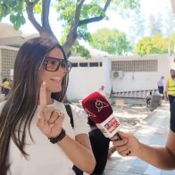 Caroline Aquino se suma con su voto a la fiesta de la democracia