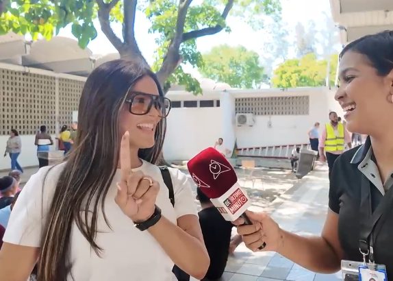 Caroline Aquino se suma con su voto a la fiesta de la democracia
