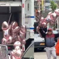 Globos con forma de pene sobrevuelan la corte donde se juzga a Donald Trump