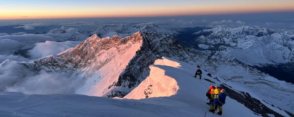El Everest cierra una temporada con la mitad de muertes y menos escaladores que en 2023