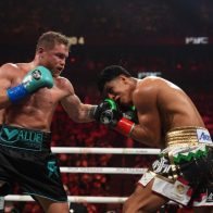 El 'Canelo' Álvarez vence por voto unánime a Munguía y retiene sus títulos mundiales