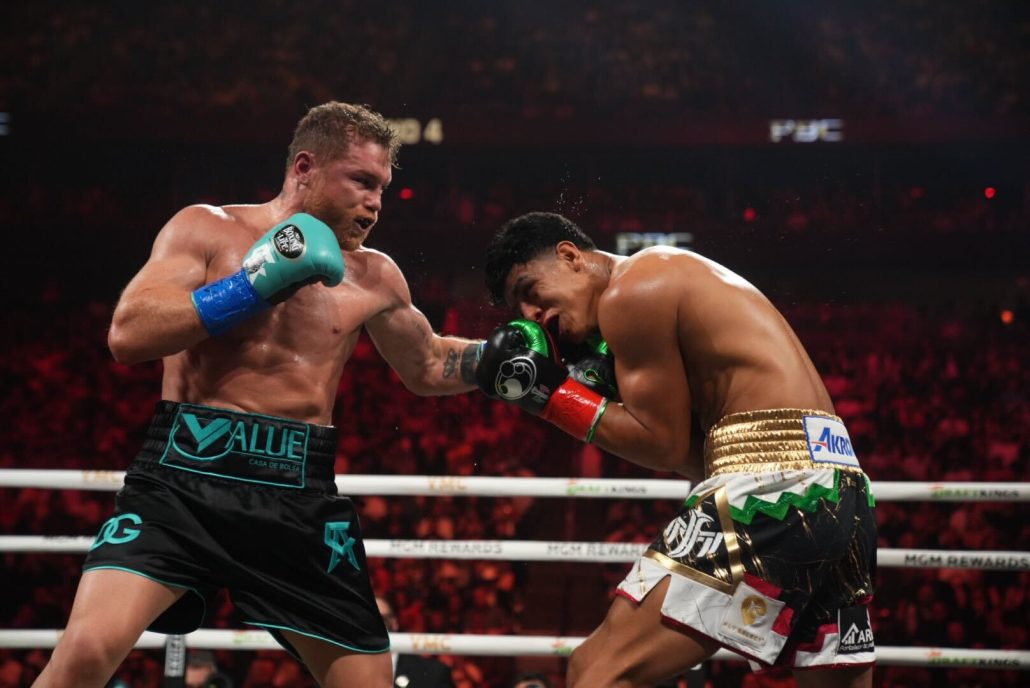 El 'Canelo' Álvarez vence por voto unánime a Munguía y retiene sus títulos mundiales
