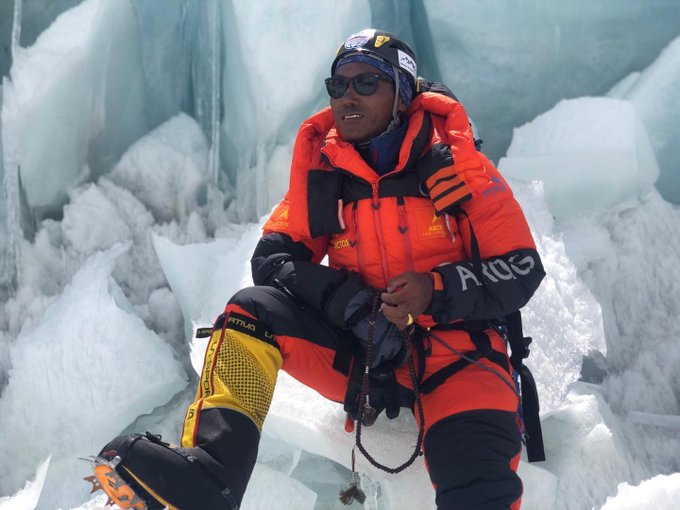 El alpinista nepalí Kami Rita se convierte en la primera persona en escalar el Everest 30 veces