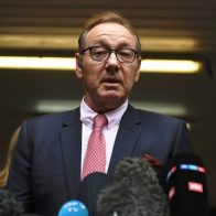 Kevin Spacey niega nuevas acusaciones de comportamiento inapropiado con hombres