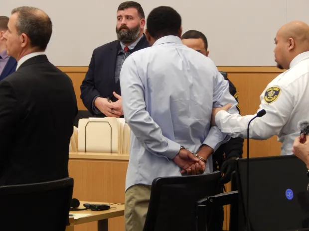 Dictan cadena perpetua a un dominicano por quemar viva esposa en Massachusetts