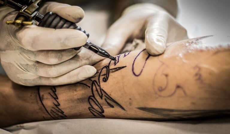 Tatuajes podrían aumentar el riesgo de desarrollar cáncer