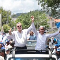 Luis Abinader encabeza multitudinaria marcha caravana en Cotuí