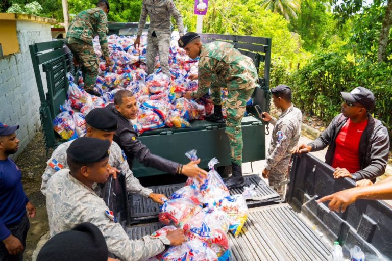 Llevan raciones alimenticias y enceres del hogar a comunidades afectadas por lluvias en Puerto Plata