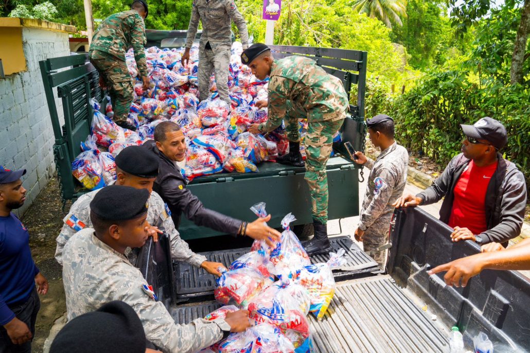 Llevan raciones alimenticias y enceres del hogar a comunidades afectadas por lluvias en Puerto Plata