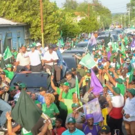 Leonel Fernández recorre barrios de Neiba y Duvergé seguido de una marcha