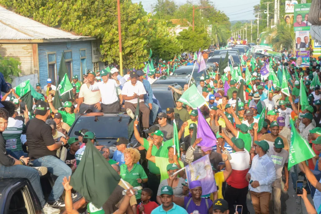 Leonel Fernández recorre barrios de Neiba y Duvergé seguido de una marcha