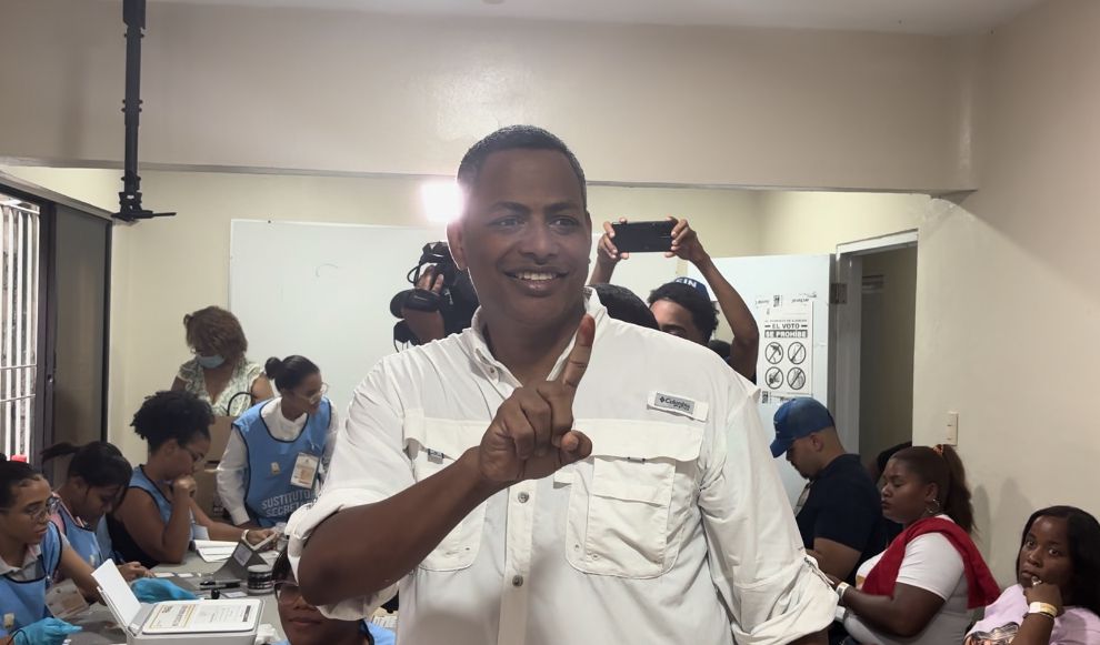 Diputado Bolívar Valera al acudir a votar: "Hoy triunfa la democracia, hoy gana el país"