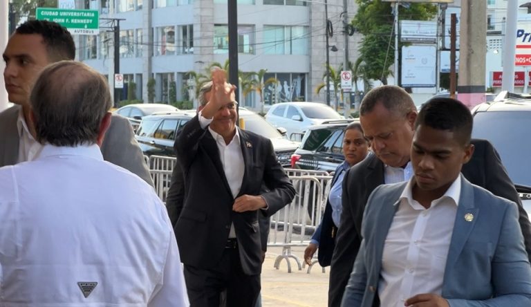 Presidente Abinader llega a la casa nacional del PRM 2 | Noticias de hoy en República Dominicana WhatsApp Image 2024 05 19 at 6.47.59 PM | Noticias de hoy en De Último Minuto