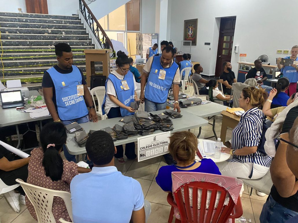 El 77% de los colegios electorales cerraron entre las 5 y las 6 de la tarde en elecciones 2024