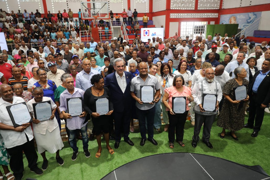 Abinader promete 50 mil títulos de propiedad por año en segundo período de gestión