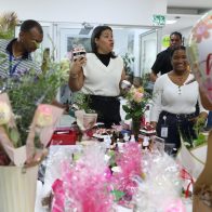 Colaboradoras de Medio Ambiente participan en bazar "Madres Emprendedoras"