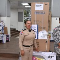MIDE y ADEOFA entregan electrodomésticos a las madres militares en su día