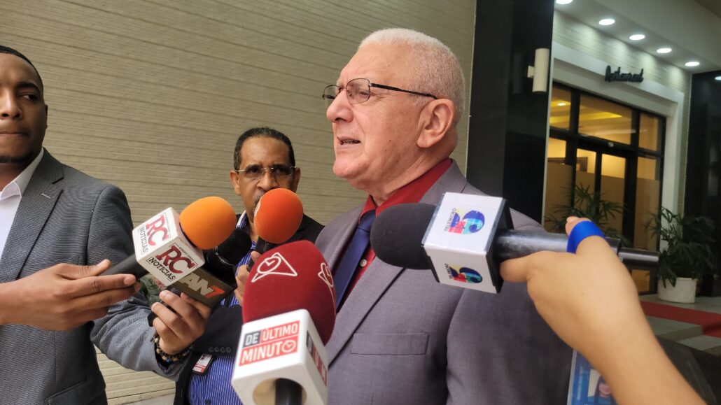 Diputados oficialistas califican como "desconsiderada" decisión de FP de postergar reunión con Abinader