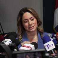 Gloria Reyes llama a 200 mil beneficiarios de viejas tarjetas Supérate a retirar plástico