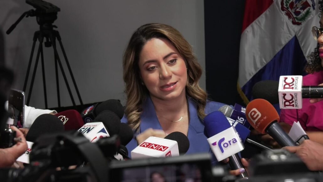 Gloria Reyes llama a 200 mil beneficiarios de viejas tarjetas Supérate a retirar plástico