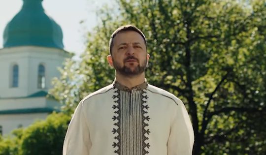Zelenski en Pascua ortodoxa: "Dios lleva un galón con la bandera ucraniana en el hombro"