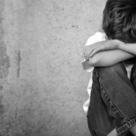 Suspenden profesor por abusar sexualmente de 2 mil estudiantes