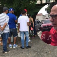 Con la voz entrecortada y una expresión de tristeza, personas visitan tumba de su madre