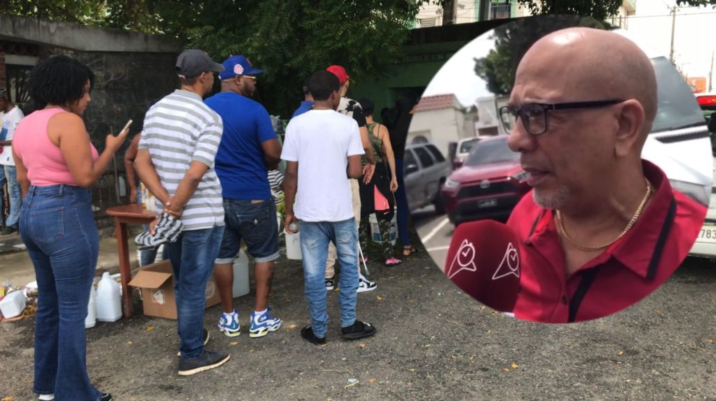 Con la voz entrecortada y una expresión de tristeza, personas visitan tumba de su madre