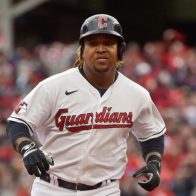 Dominicanos José Ramírez y Amed Rosario impulsan con bate latino sus novenas