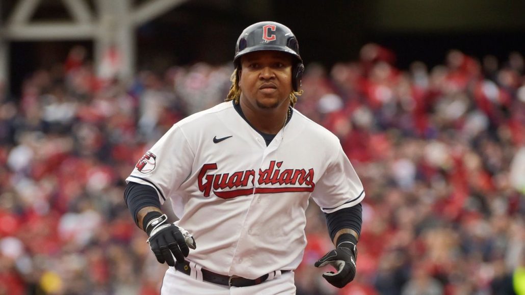 Dominicanos José Ramírez y Amed Rosario impulsan con bate latino sus novenas