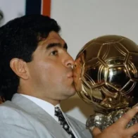 Un tribunal francés da luz verde a la subasta del Balón de Oro mundialista de Maradona