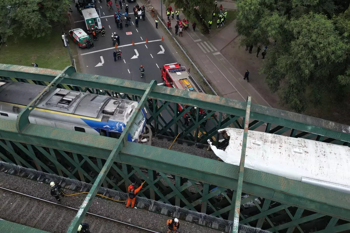 Choque de trenes deja 60 heridos, 30 graves y dudas sobre su causa