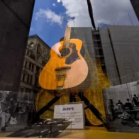 Guitarra perdida de John Lennon se vende por 2,85 millones de dólares en una subasta