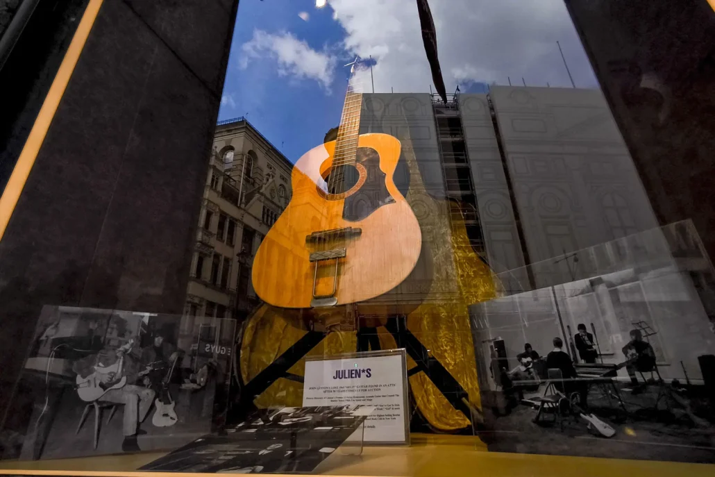 Guitarra perdida de John Lennon se vende por 2,85 millones de dólares en una subasta