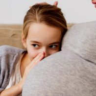 Los bebés que oyen dos idiomas en el útero perciben el habla de forma distinta al nacer