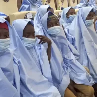 Tribunal suspende la boda masiva de cien niñas huérfanas promovida por un político nigeriano