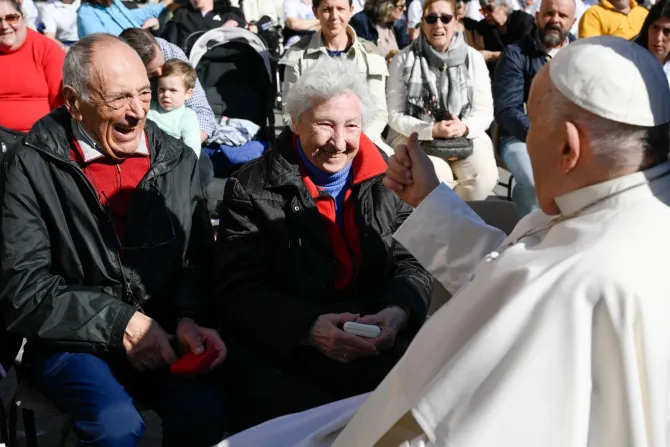 El papa dice que "poner a los jóvenes contra los ancianos es una manipulación inaceptable"