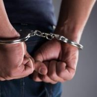 Policía apresa hombre canjeó tickets falsos por 133,000 pesos en banca deportiva en SDE