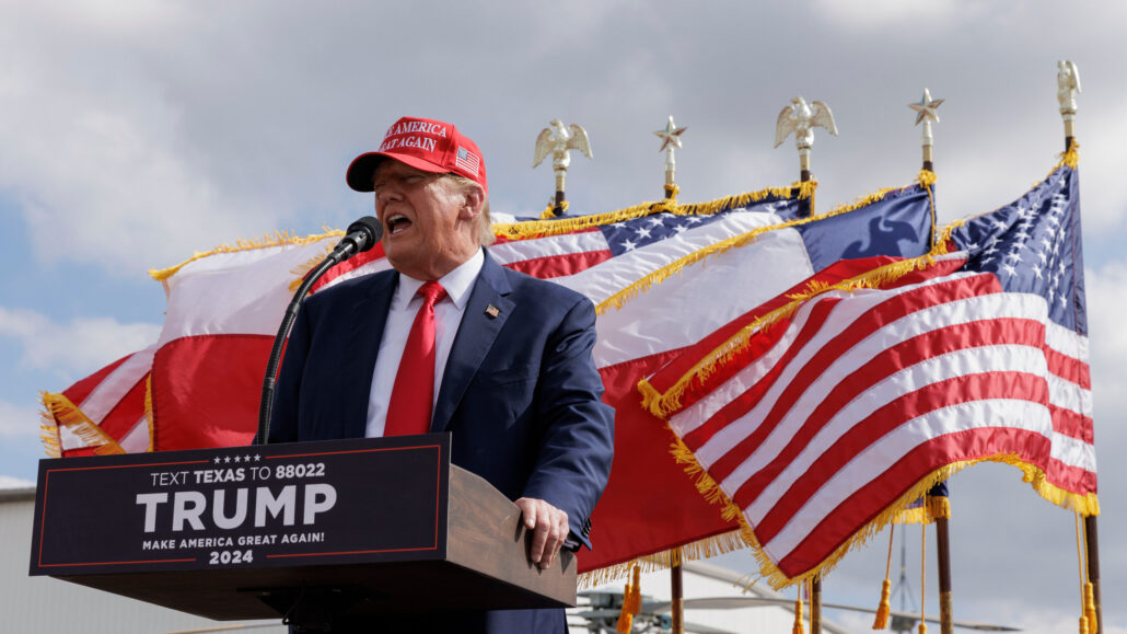 Trump promete residencia "automática" para migrantes que reciban diploma universitario