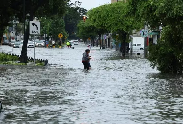 Suben a 14 los muertos, 27 heridos y siete desaparecidos por fuertes lluvias en Ecuador