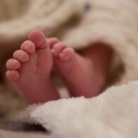 Salvan a bebé de una mujer embarazada asesinada en Ecuador