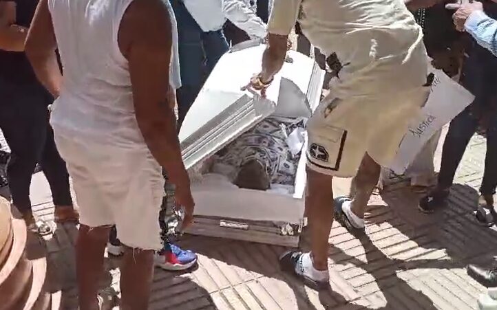 Familiares de preso encontrado en carcelita de Santiago llevan ataúd a fiscalía