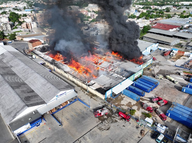 Incendio en nave ubicada en autopista Duarte es asistido bajo la coordinación del 911